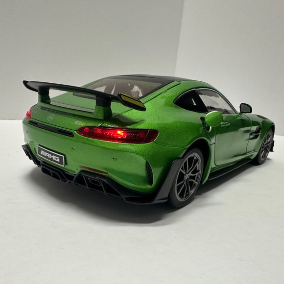 1:18 Mercedes-Benz GT-R Diecast Green Metal with LED lights - Picture 10 of 12